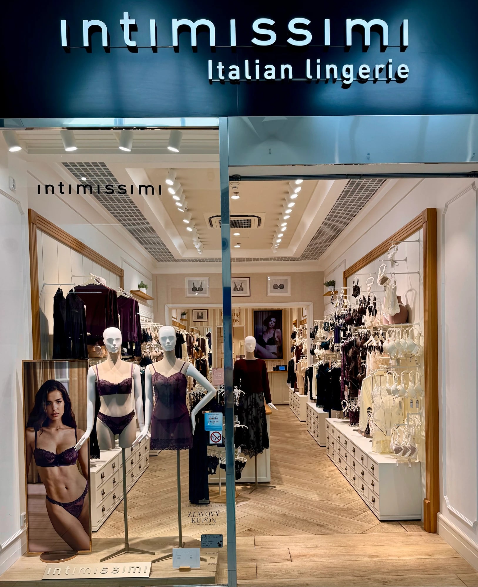 Interiér predajne INTIMISSIMI – OC Laugaricio