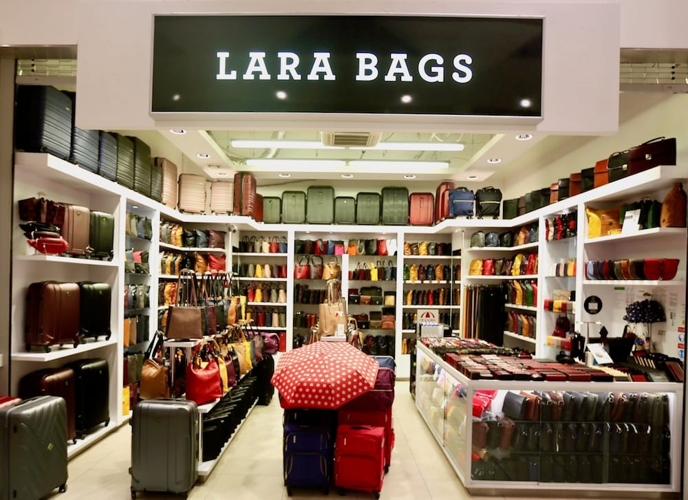 Interiér predajne LARA BAGS – OC Laugaricio