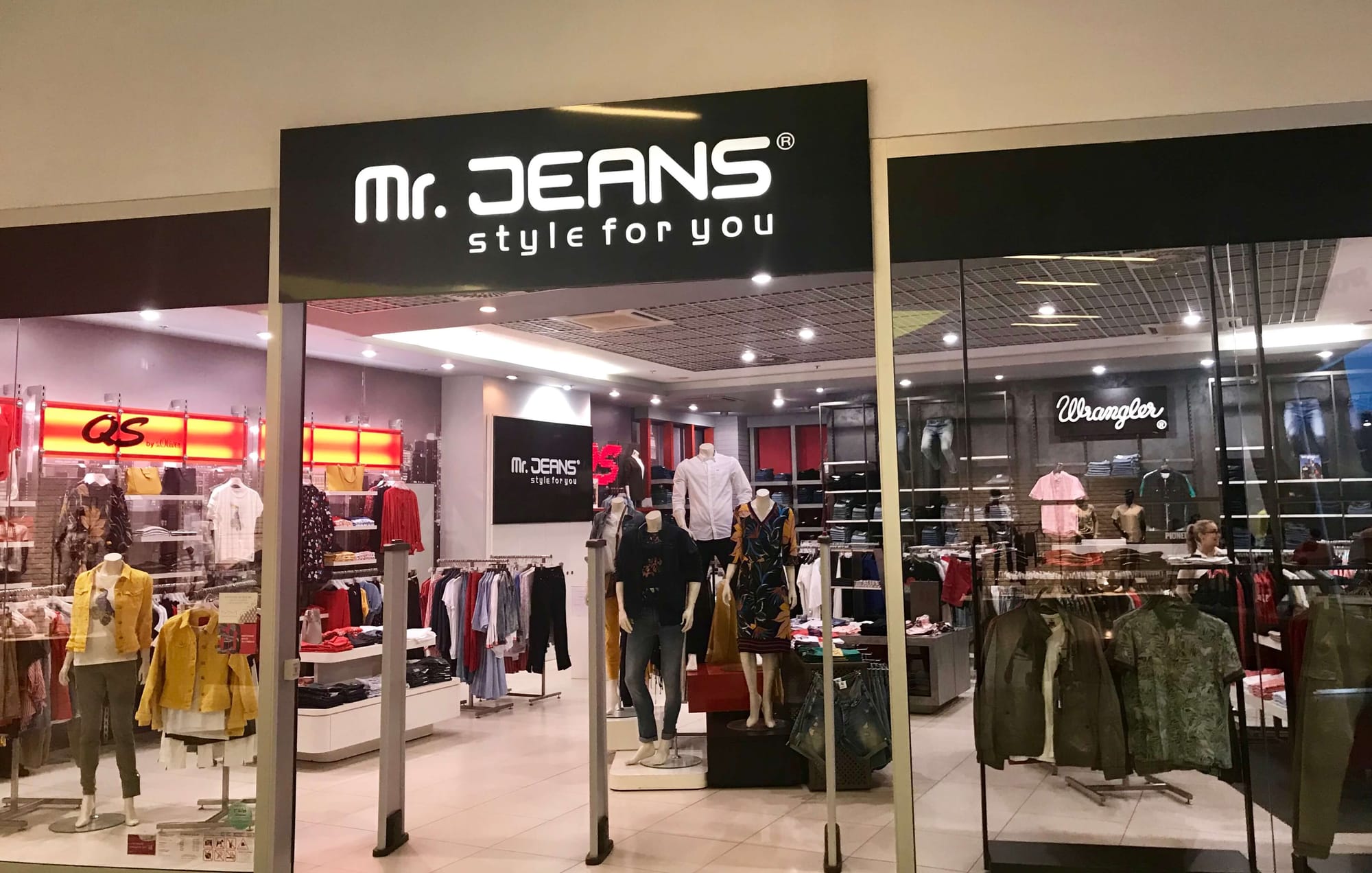Interiér predajne Mr. JEANS – OC Laugaricio