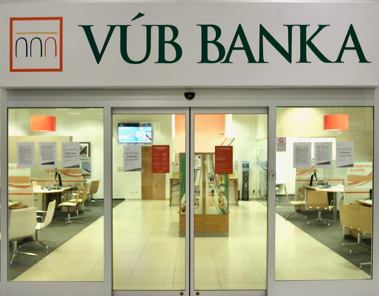 Interiér predajne VÚB BANKA – OC Laugaricio