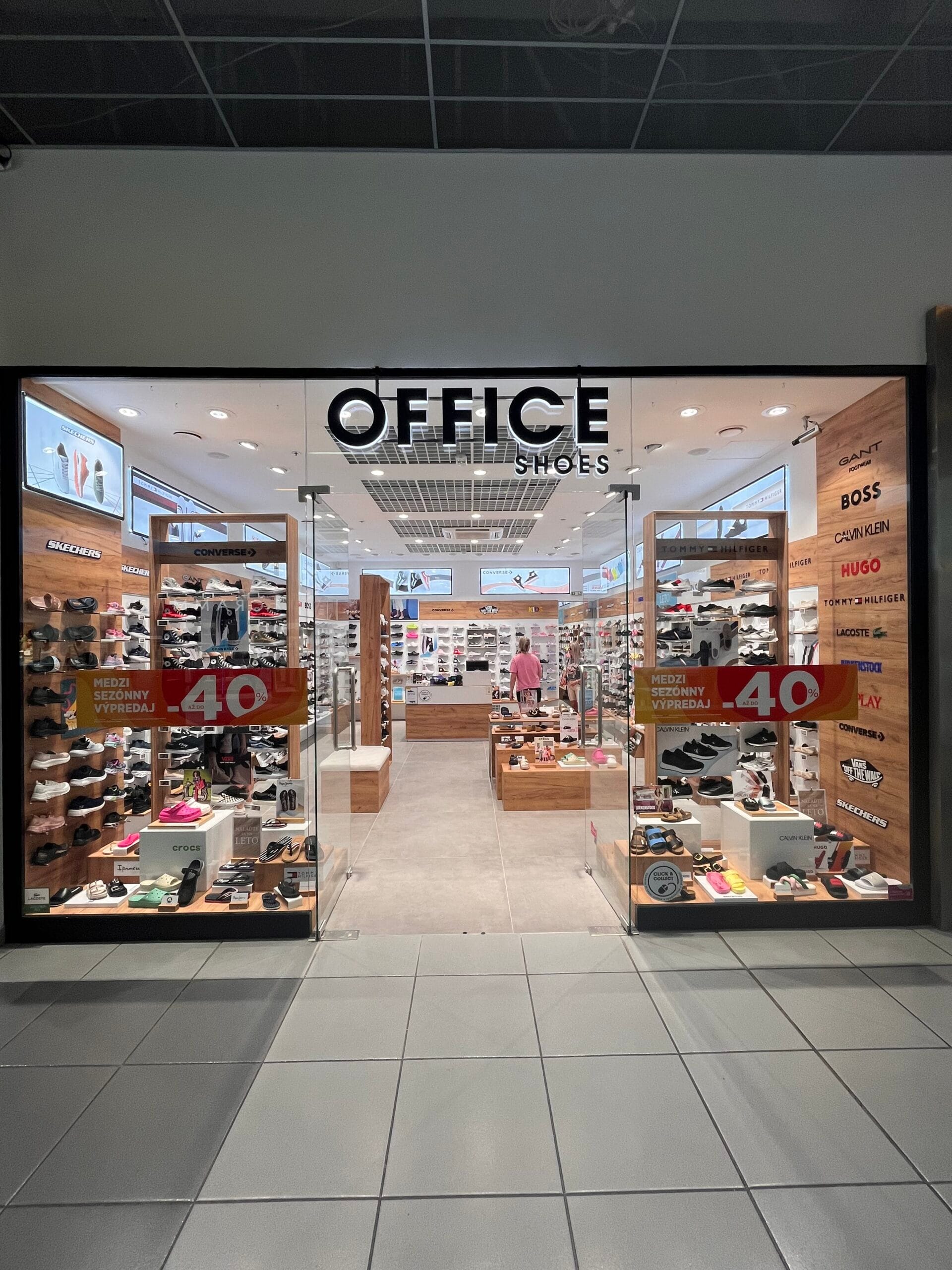 Interiér predajne OFFICE SHOES – OC Laugaricio