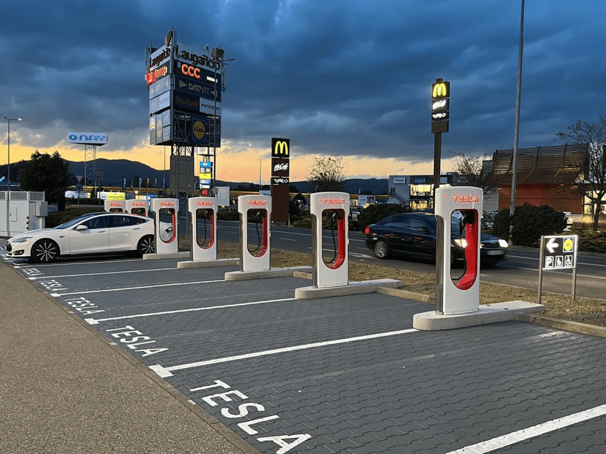 Tesla V3 Supercharger pri OC Laugaricio