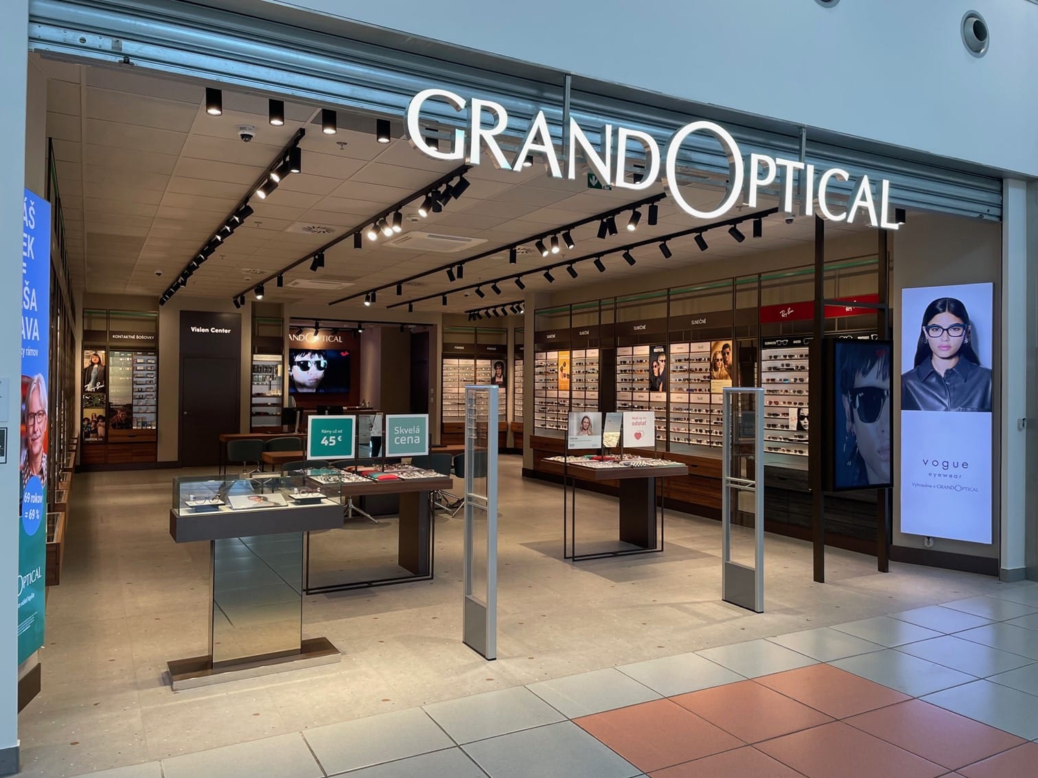 Interiér predajne GrandOptical – OC Laugaricio