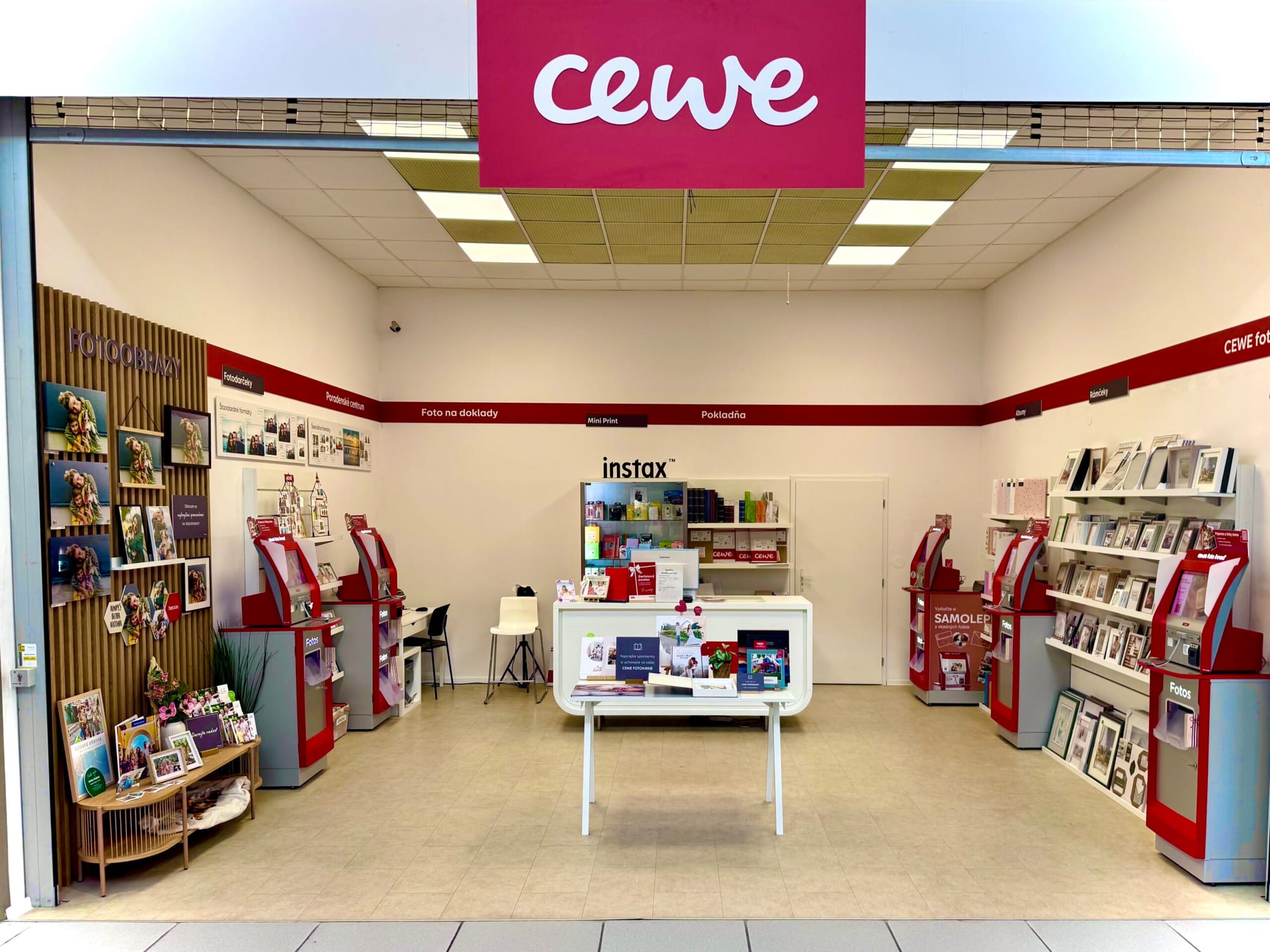 Interiér predajne CEWE FOTOLAB – OC Laugaricio