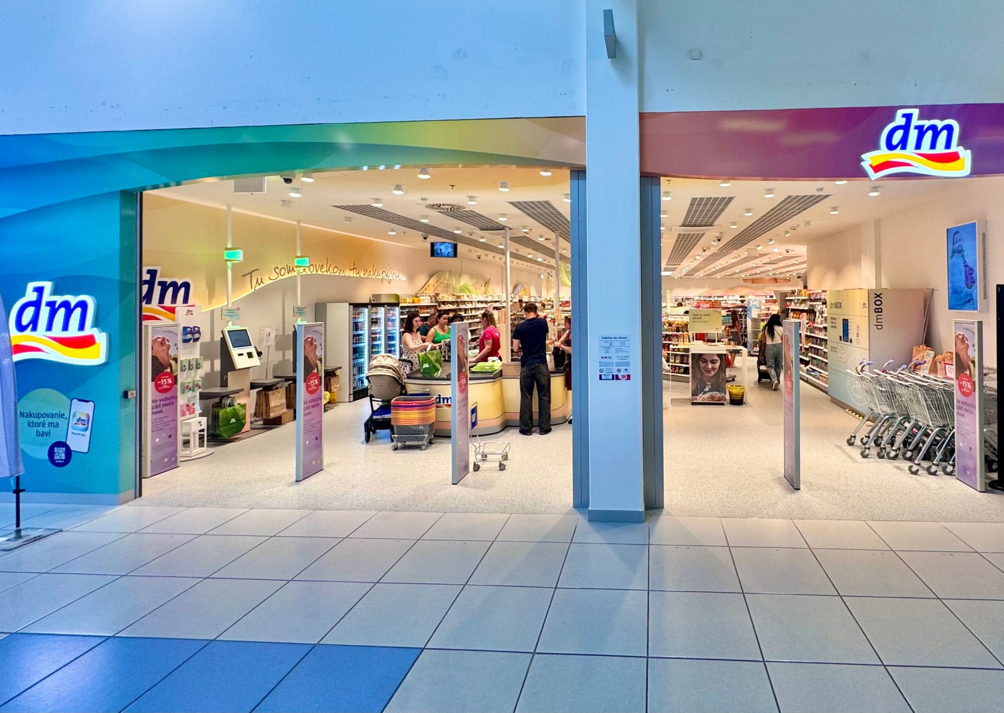 Interiér predajne dm drogerie markt – OC Laugaricio