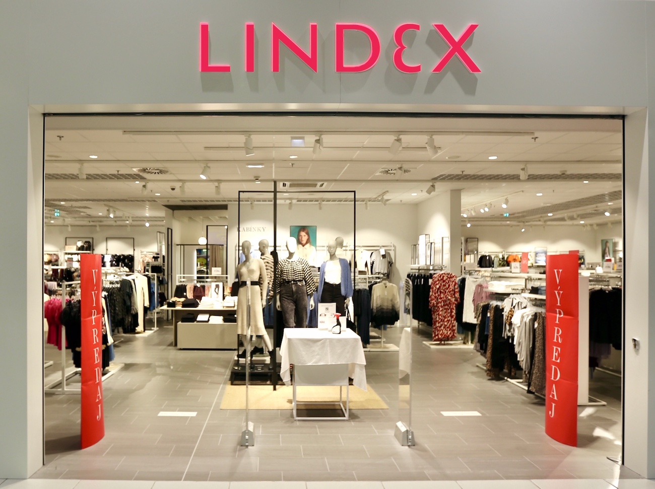 Interiér predajne Lindex – OC Laugaricio