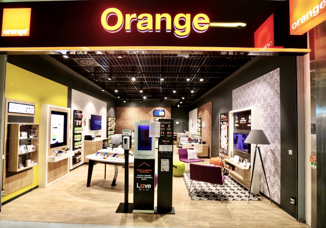 Interiér predajne Orange – OC Laugaricio